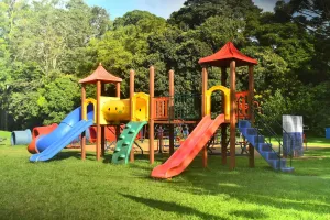 Nawierzchnia pod place zabaw dla dzieci – która technologia naprawdę opłaca się w długim okresie?